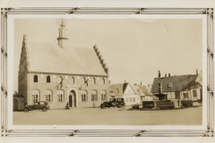 Danish-Village-Two-cars-and-fountain-2015.15.01c