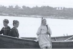 Locale-Prouts-Neck-3-children-by-boat-Prouts-Neck-in-background-95.27.49