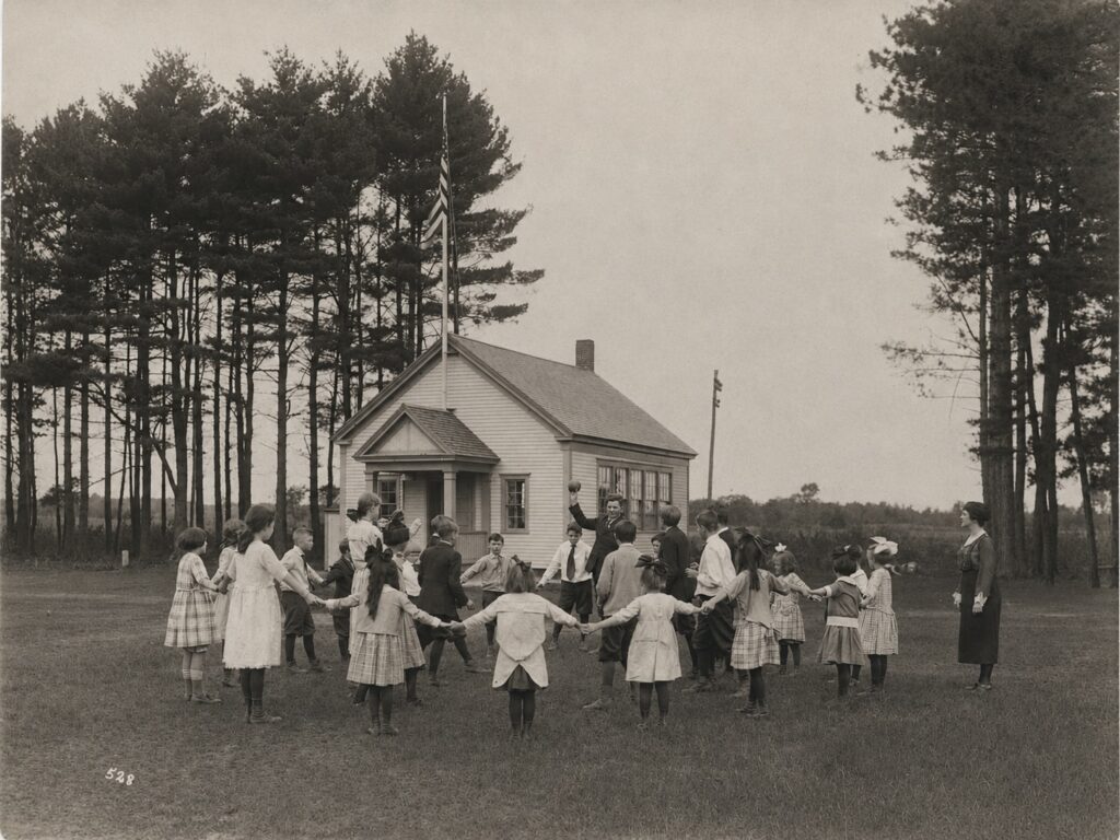 Photo of children outside the North Scarborough School, 1922.